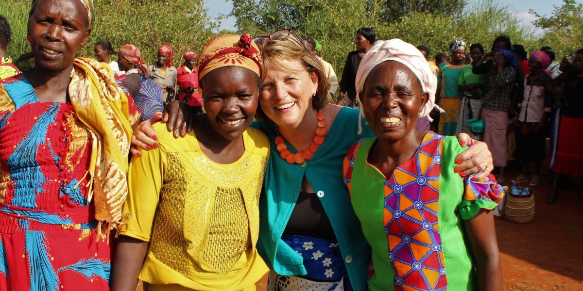 women-entertaining-a-tourist