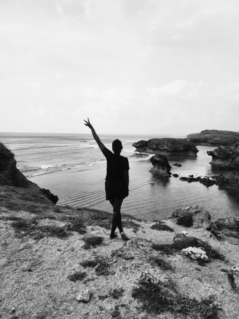 Female-solo-traveler